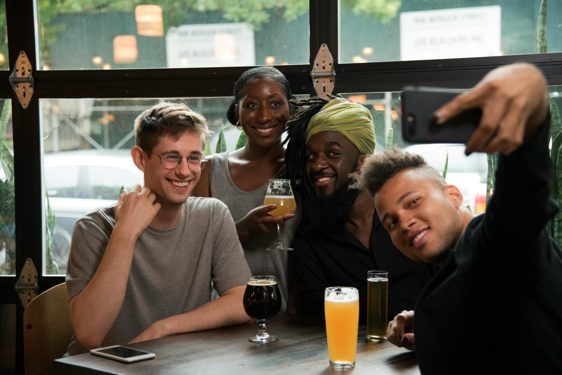 Glückliche Multiethnische Freunde, Die Selfie Auf Smartphone Im Café Nehmen