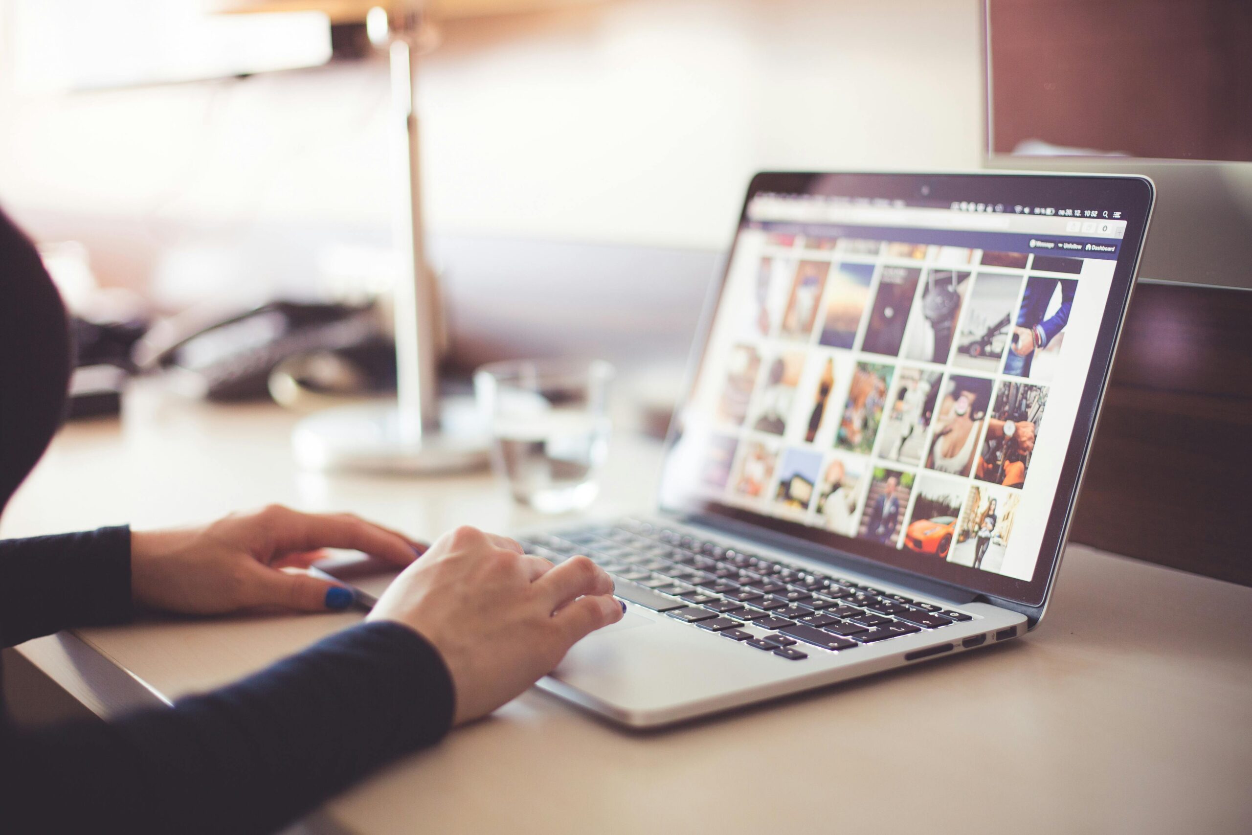 Person, Die Tagsüber Laptop Verwendet