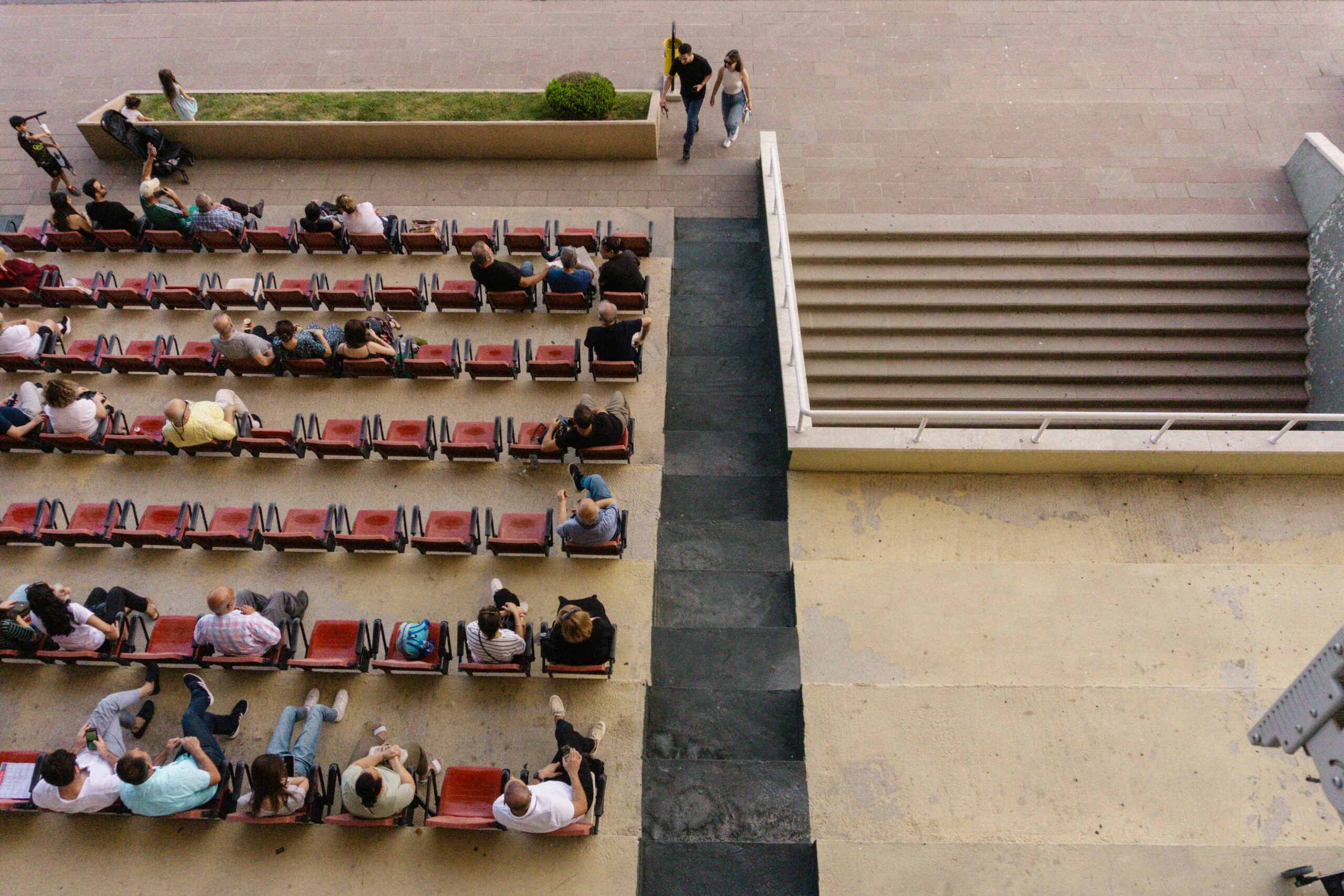 Freiluft Auditorium Mit Sitzendem Publikum Und Treppen