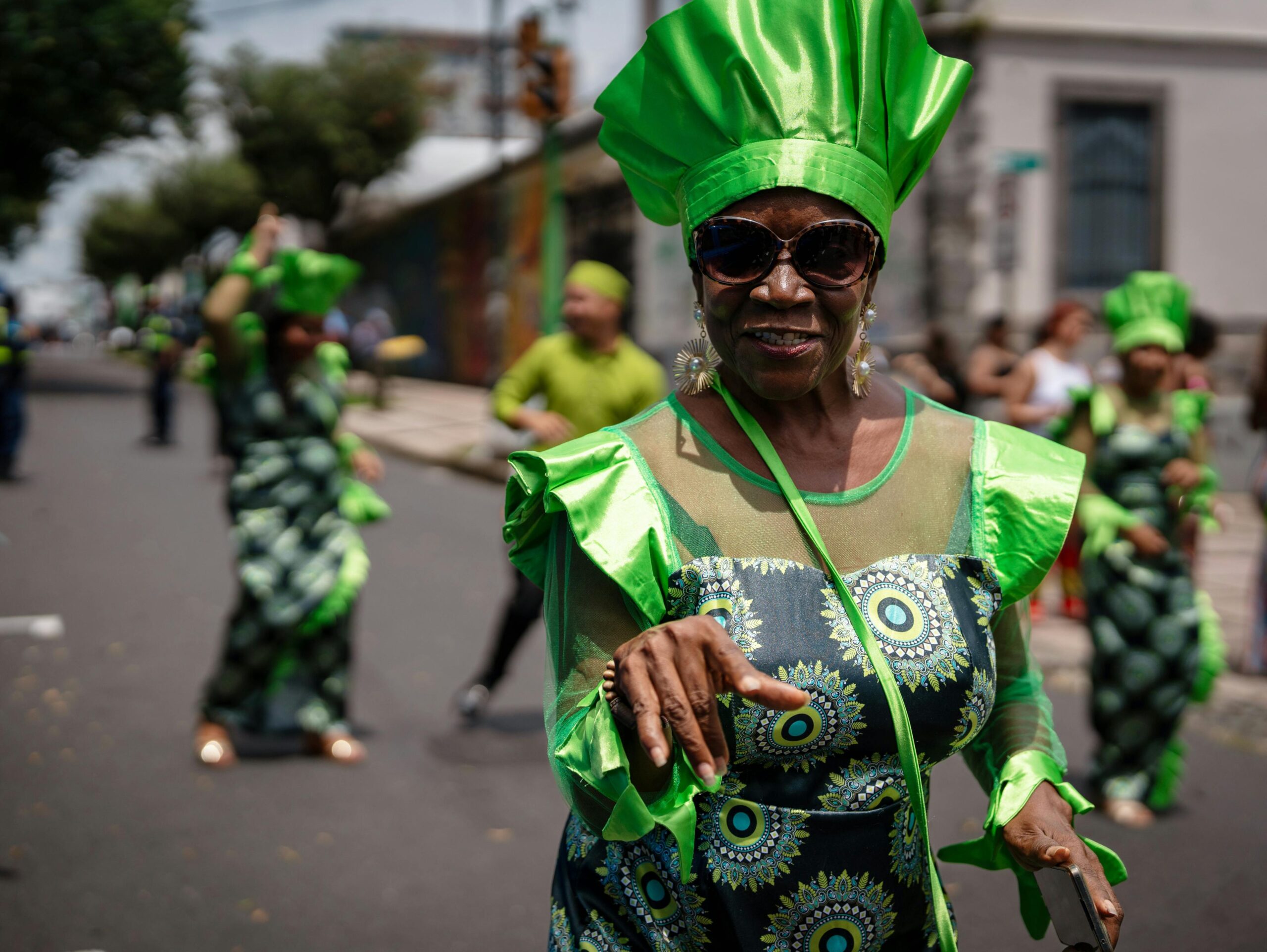 Farbenfrohe Straßenparade während eines lebhaften Festivals in San José, Costa Rica.