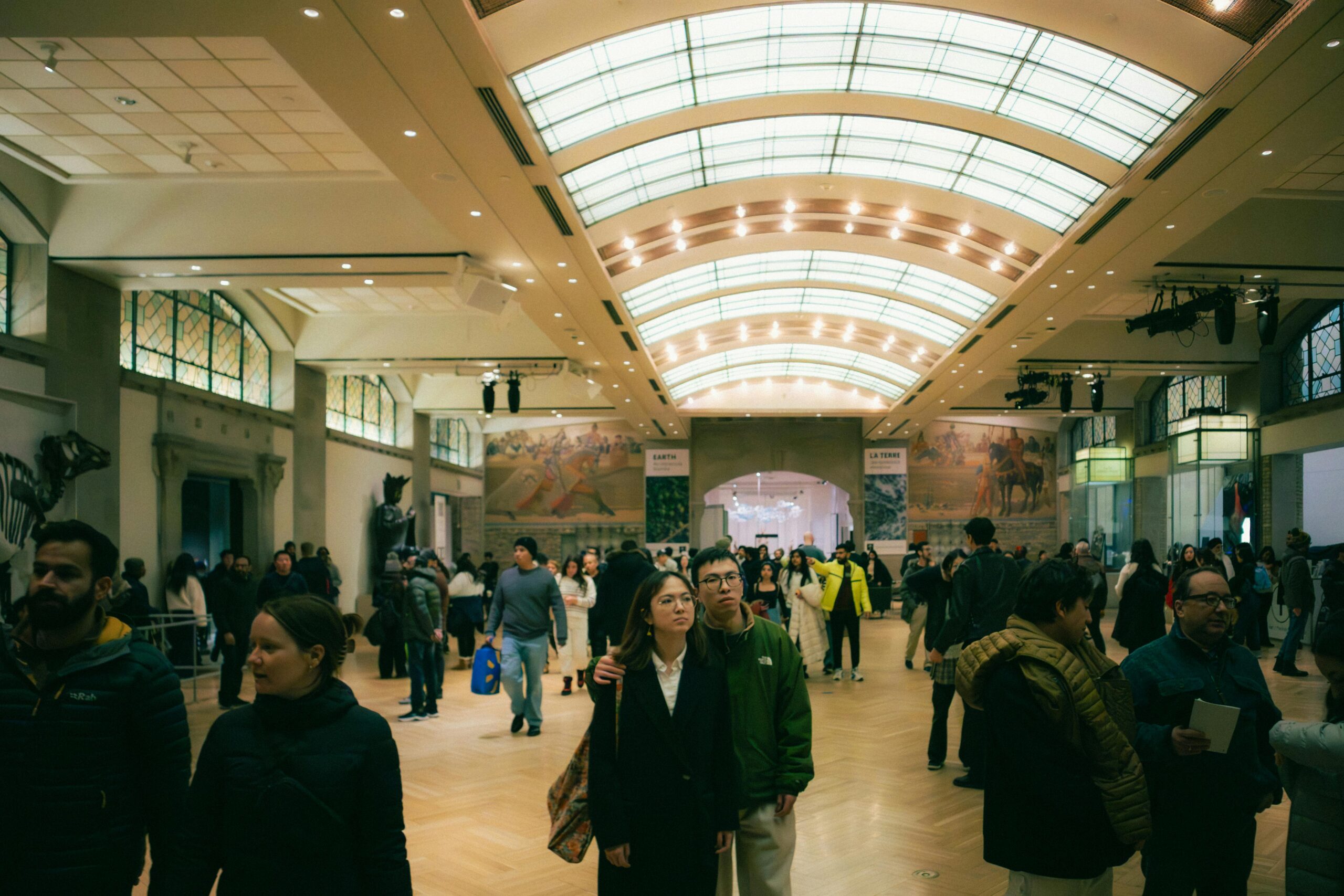 Besucher erkunden eine Museumsausstellung in Toronto mit lebendiger Beleuchtung.