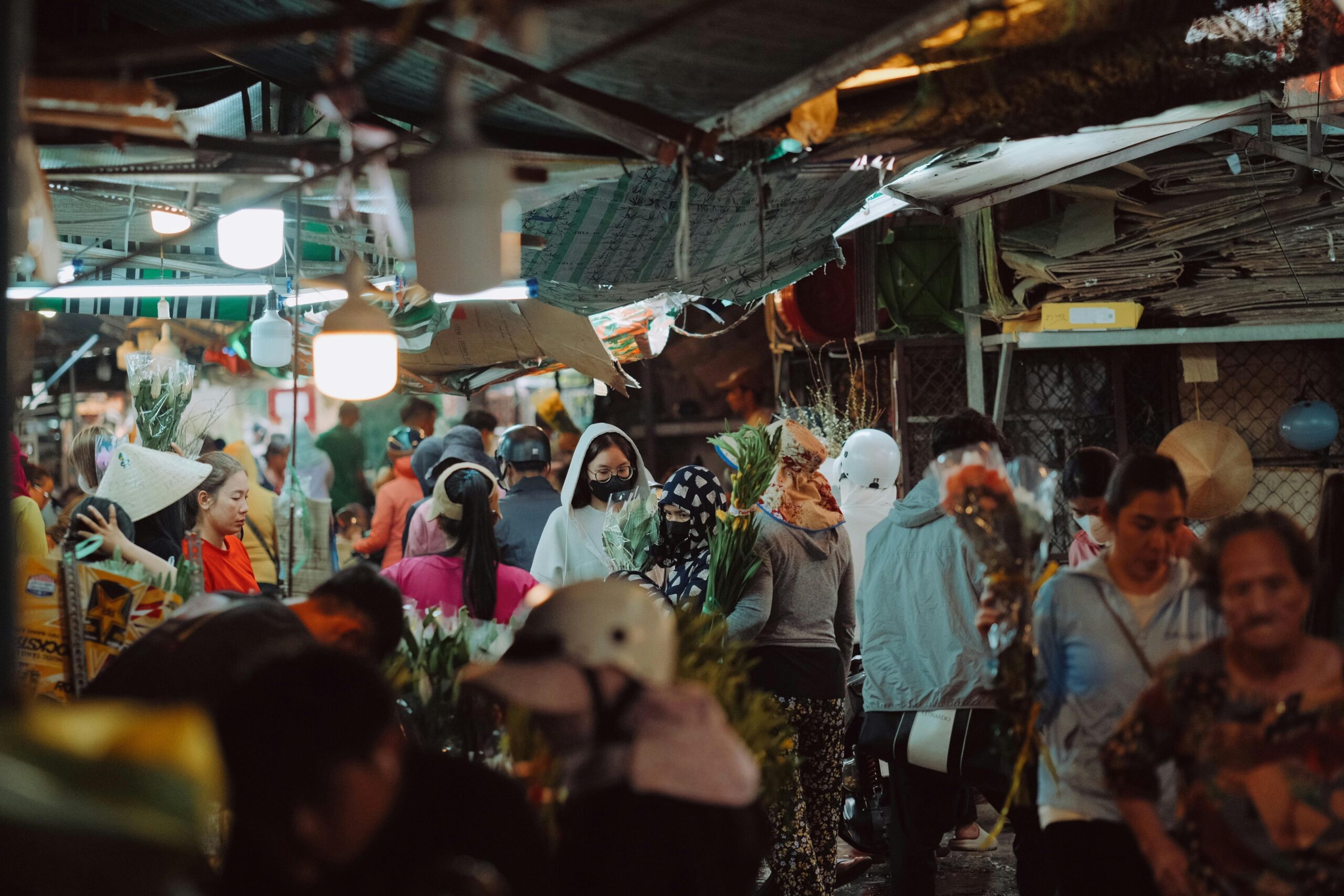 Auf dem Ã¼berfÃ¼llten Nachtmarkt wimmelt es von Menschen, die Waren kaufen und verkaufen.